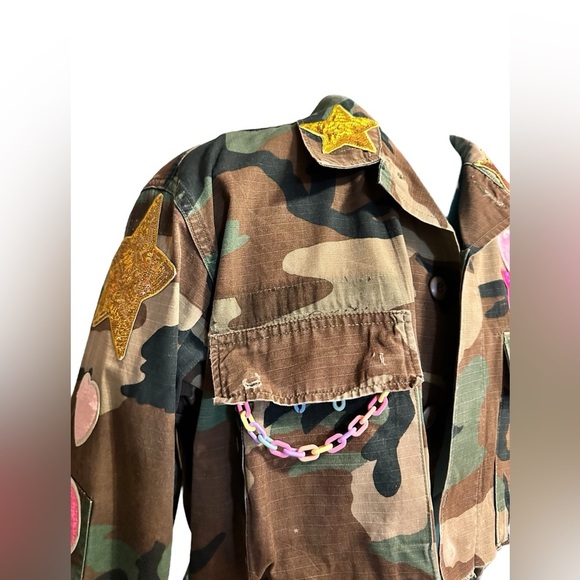 Upcycled Women's Woodland Fatigue Camo Cropped Jacket Top Valentine’s Patches - Picture 5 of 9